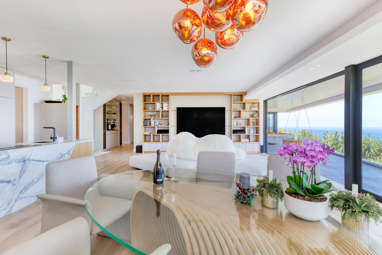 Lower floor living and dining space for larger private stays