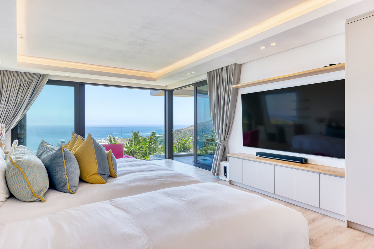 Lower floor master bedroom for an expanded private stay