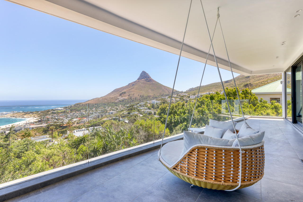 Lower floor swing lounge with a calm residential atmosphere